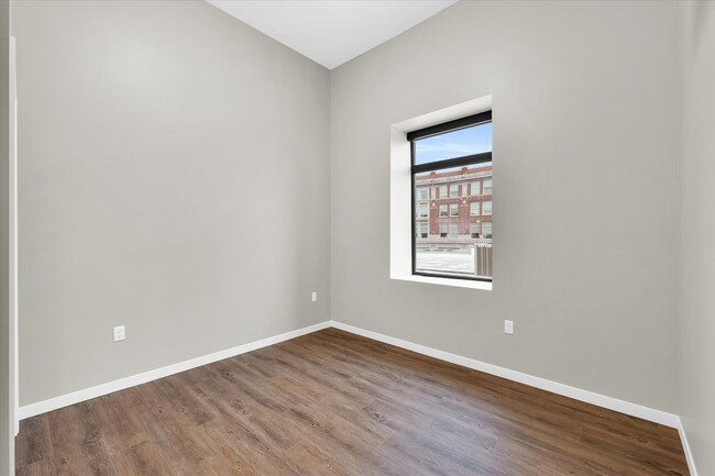 Building Photo - SUMMER SUBLEASE~ 1 BED / 1 BATH APARTMENT ...