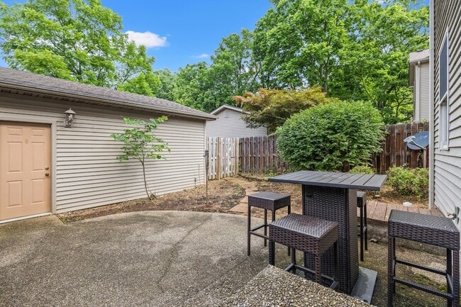 Building Photo - 377 Church St