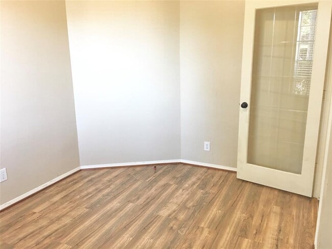 Building Photo - 4935 Linden Pl