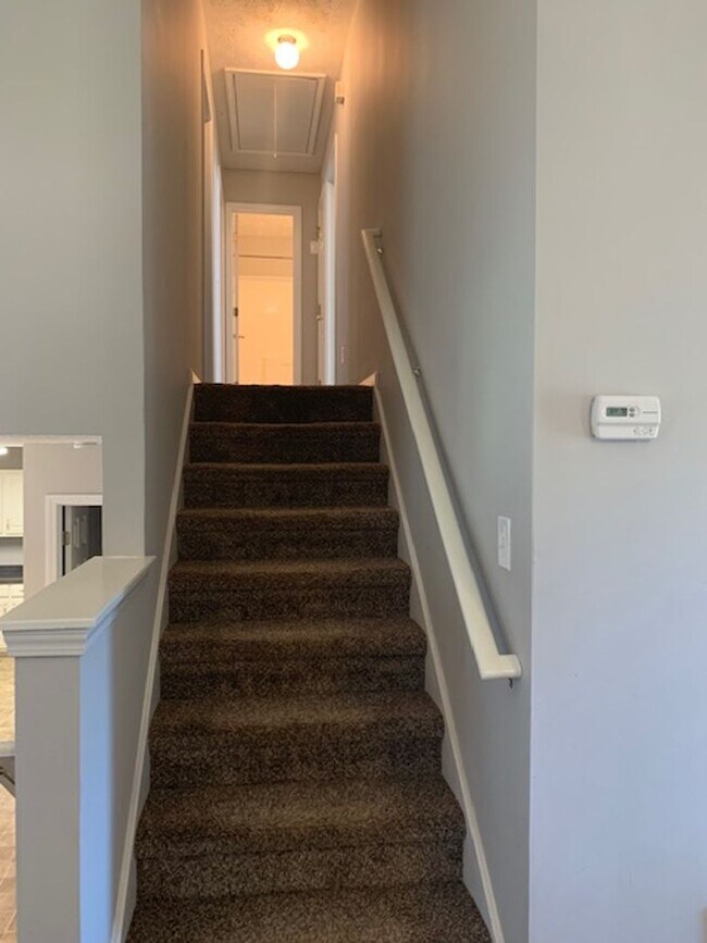 Building Photo - Beautiful 3BR / 2.5BA Split Level with Expansive Backyard and Privacy Fence!