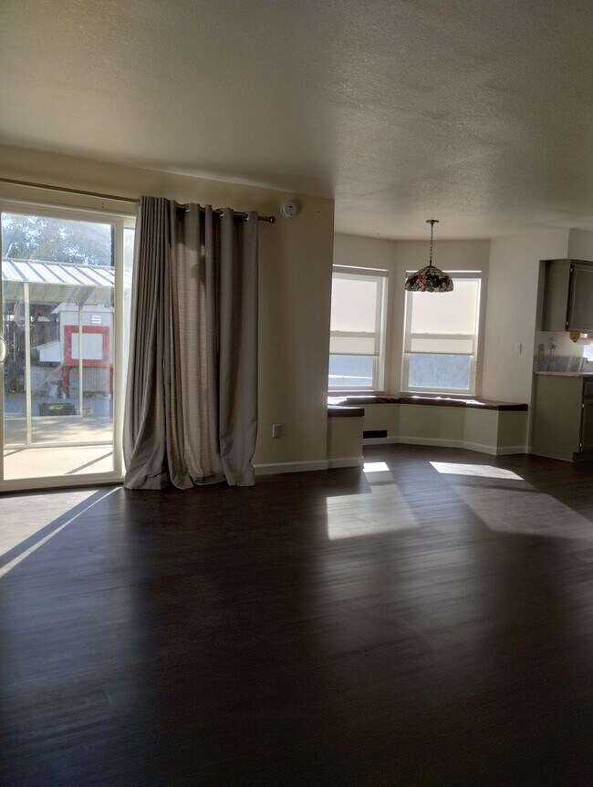 Building Photo - Executive Style Pet Friendly home