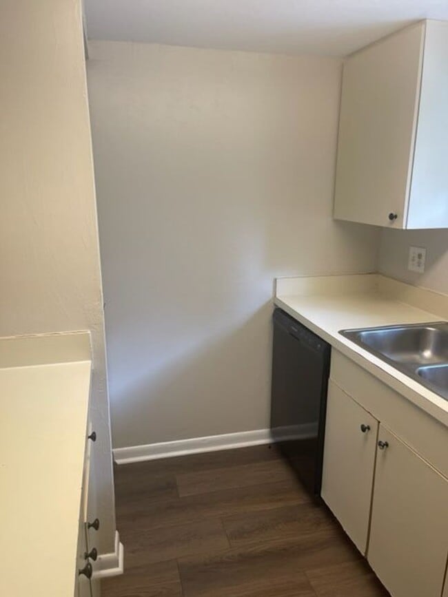 Building Photo - Updated 3 bed / 2.5 bath Townhome in Prime Gainesville Location