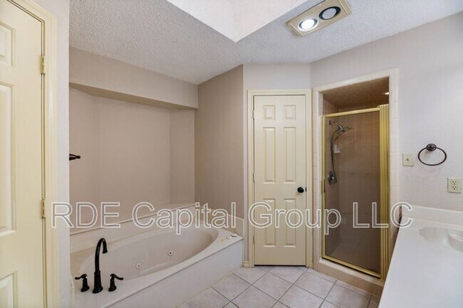 Building Photo - 922 Kingston Dr