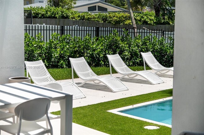 Building Photo - 2560 NE 199th St