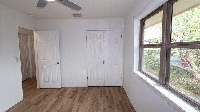 Building Photo - 807 S 21st Ave