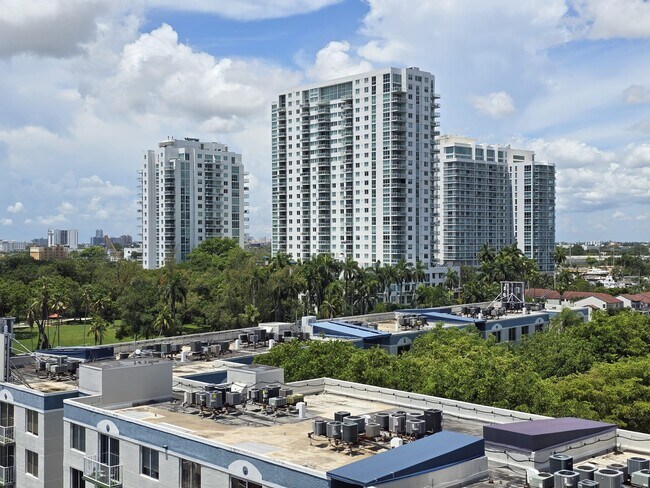 Building Photo - 1700 NW North River Dr