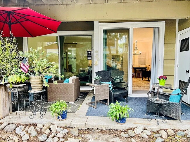 Building Photo - "Charming 2-Bedroom Haven in Santa Ana – Your Ideal Retreat Awaits!"