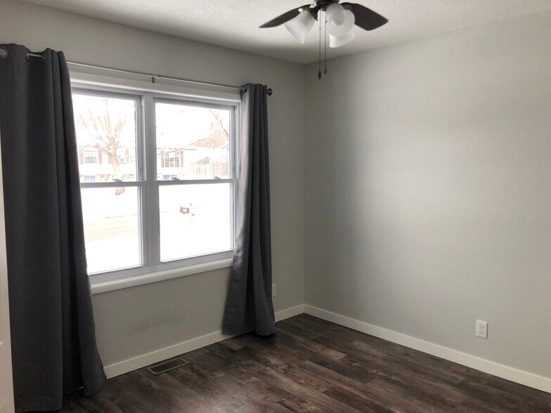 Building Photo - 202 16th Ave N