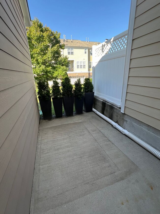 Building Photo - 10117 Falls Meadow Ct