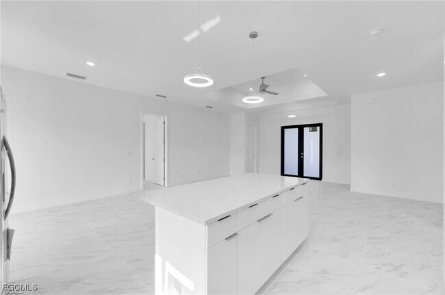 Building Photo - 846 Cadis St E