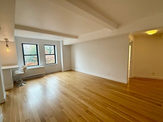 Building Photo - 230 Riverside Dr