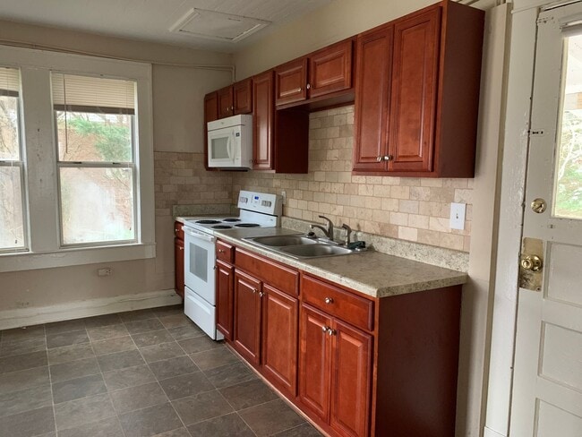 Building Photo - 421 Piedmont Rd