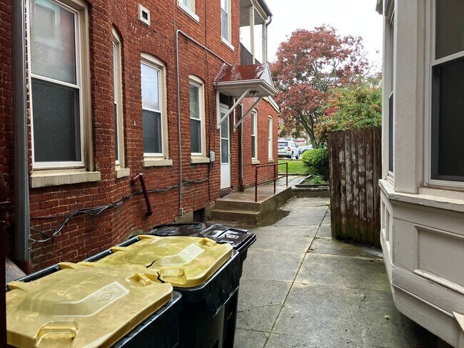 Building Photo - 825 Columbia Ave