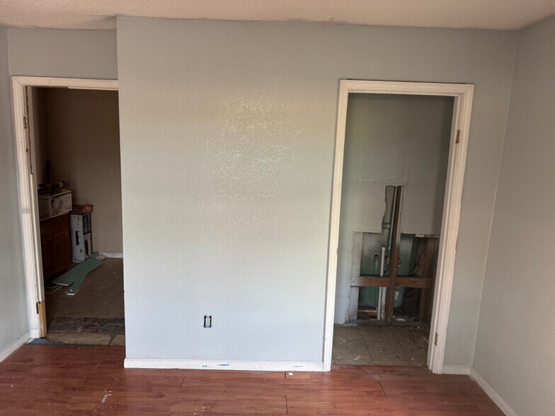 Building Photo - 811 E Ave D