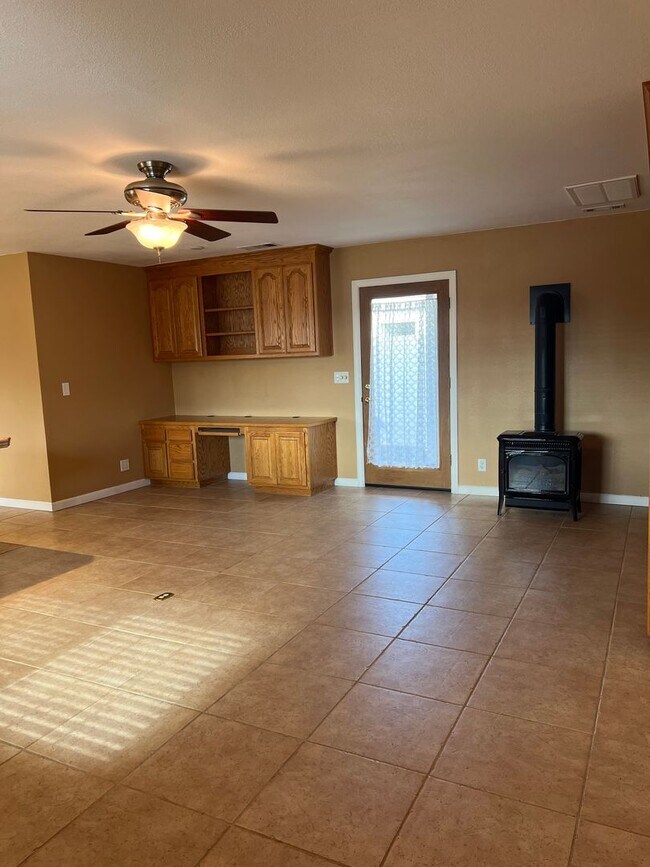 Building Photo - Welcome to this charming 2-bedroom, 2-bathroom home!