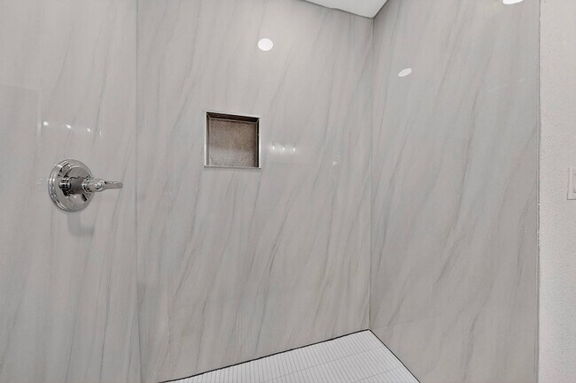 Building Photo - 5516 Laredo Ln