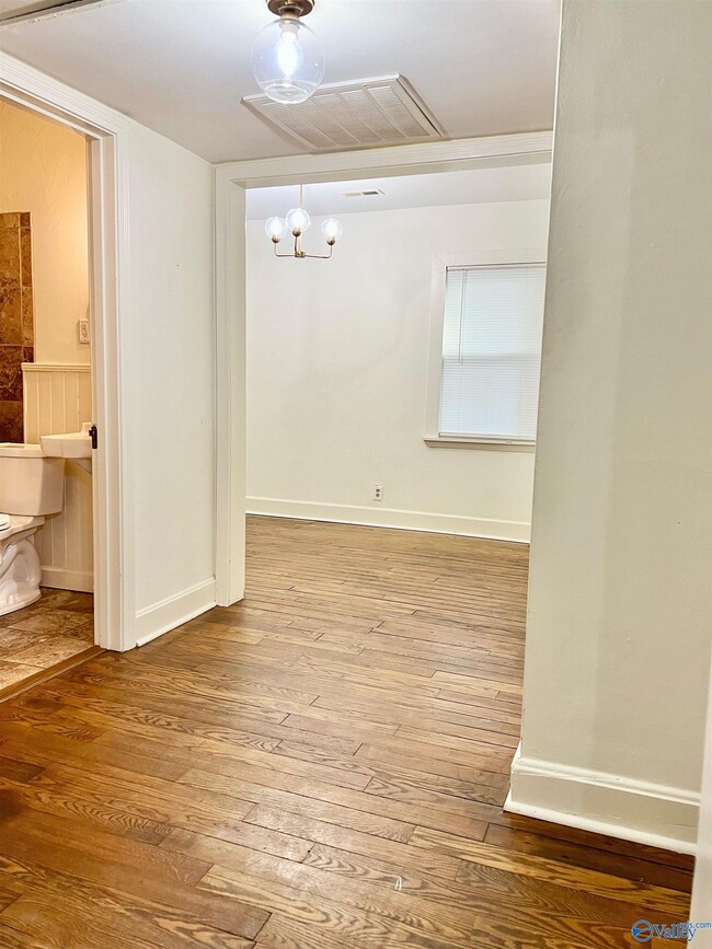 Building Photo - 2019 Vanderbilt Dr SW