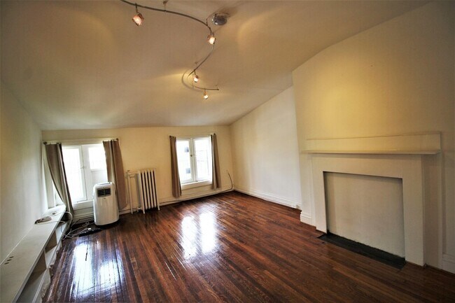 Building Photo - 22 E Mt Vernon Pl