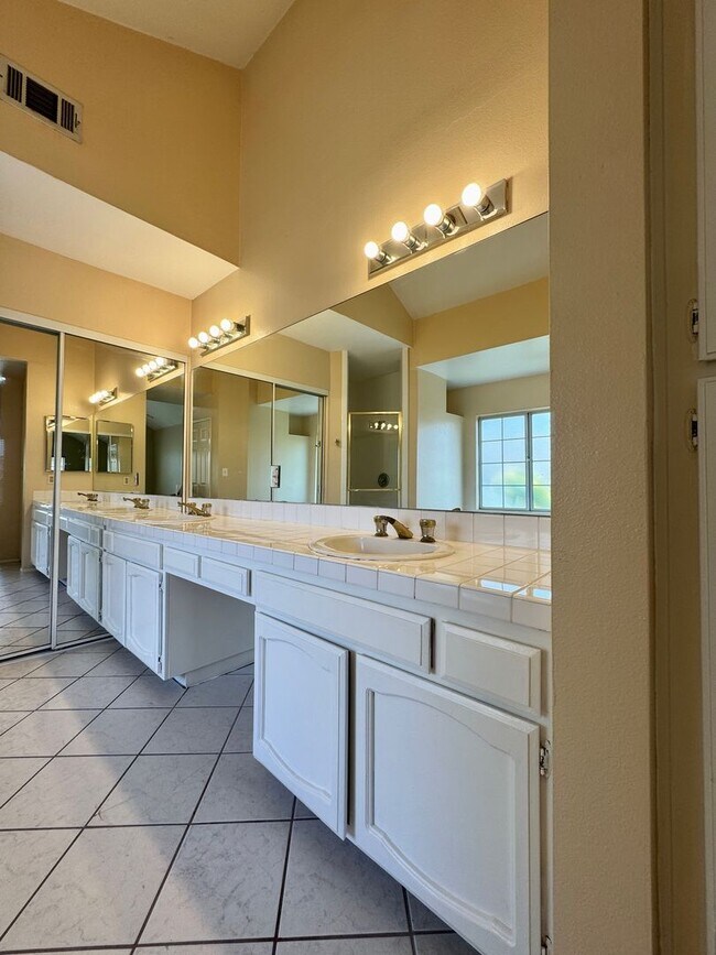 Building Photo - Large, end-unit townhome in the heart of Thousand Oaks