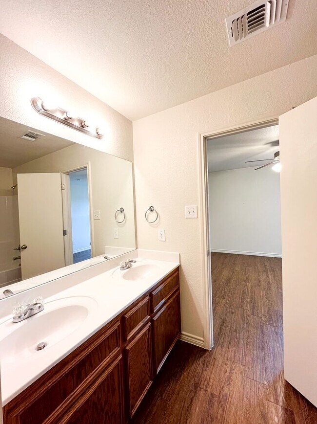 Building Photo - 1515 Justin Lp