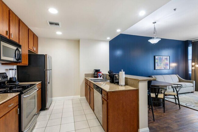 Building Photo - 925 Common St