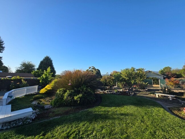 Building Photo - Stunning 4BR/2BA Fortuna home in quiet nei...