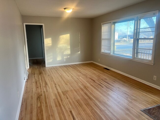 Building Photo - 4 Bedroom 1 bathroom with basement located east Wichita