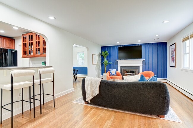 Building Photo - 7 Carol Ln