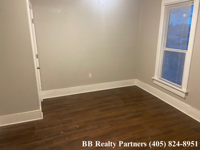 Building Photo - 1121 S Quaker Ave