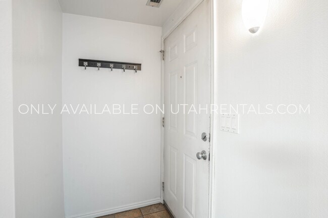 Building Photo - 1651 Hickory Ln