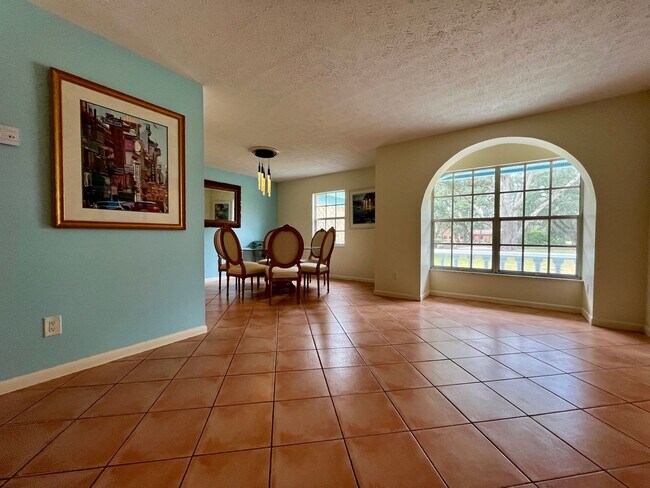 Building Photo - 3 bed/ 2 bath Beauty!