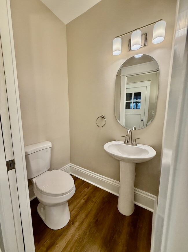 Building Photo - 1026 W 7th St