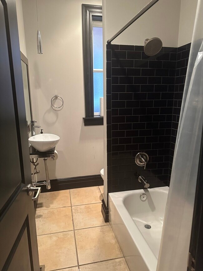 Building Photo - Wonderful 3bedroom 2 Bath Townhome In South City