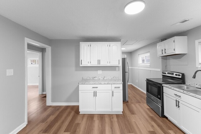 Building Photo - Newly Renovated 3-Bed Gem with Massive Yard – Modern Columbus Living!