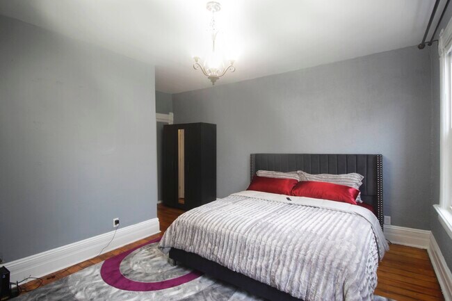 Master Bedroom - 1684 N Franklin Pl