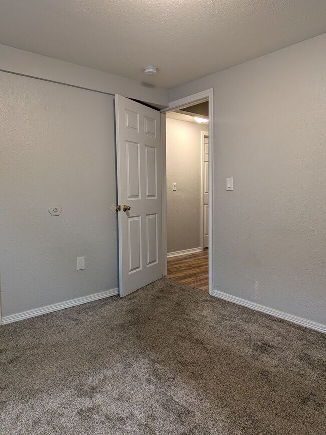 Building Photo - 3 Bedroom 1 Bathroom Apartment in Golden!