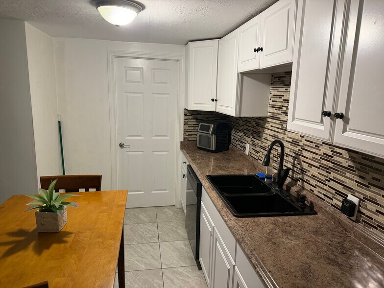 Building Photo - 7 Church St