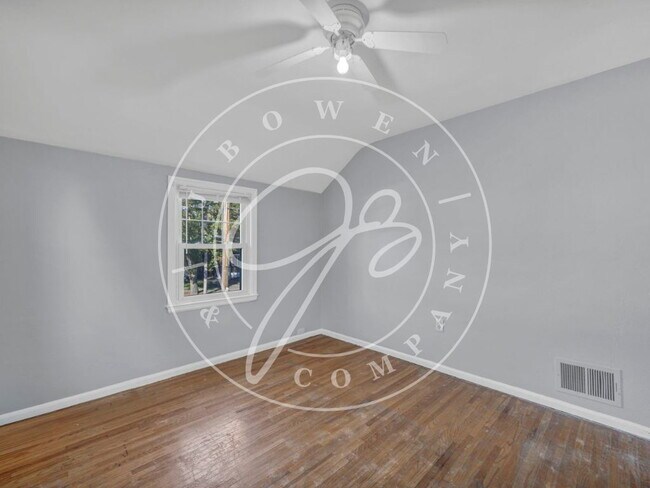 Building Photo - 3-Bedroom 1 1/2 Bathroom home in West Toledo with Hardwood Floors!