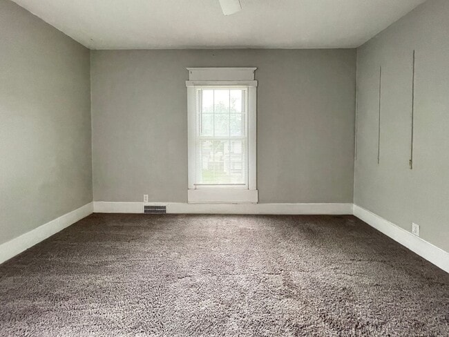 Building Photo - PRELEASING for AUGUST! Close to Campus: Dishwasher and Washer/Dryer Included