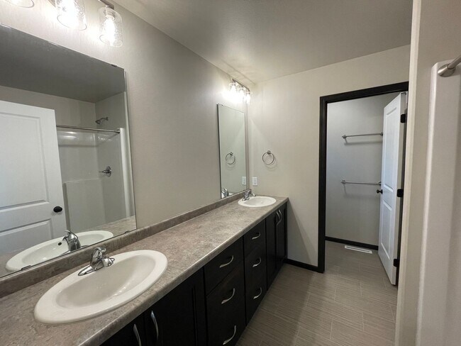 Building Photo - Spacious 4 Bed, 3 Bath Home in West Fargo