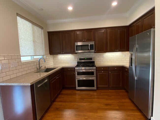 Building Photo - ALMOST NEW, SUPER CLEAN 2 BED, 2.5 BATHS, WOOD FLOORS, STAINLESS STEEL APPLIANCES, CLUBHOUSE WITH...
