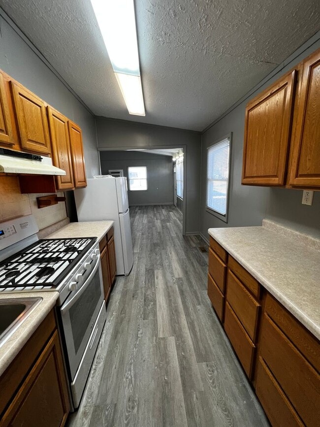Building Photo - 3BR 1bath House - Available Mid October 2025