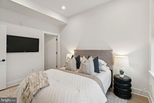 Building Photo - 30 W Allens Ln