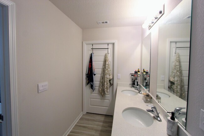 Building Photo - 440 Scarborough St