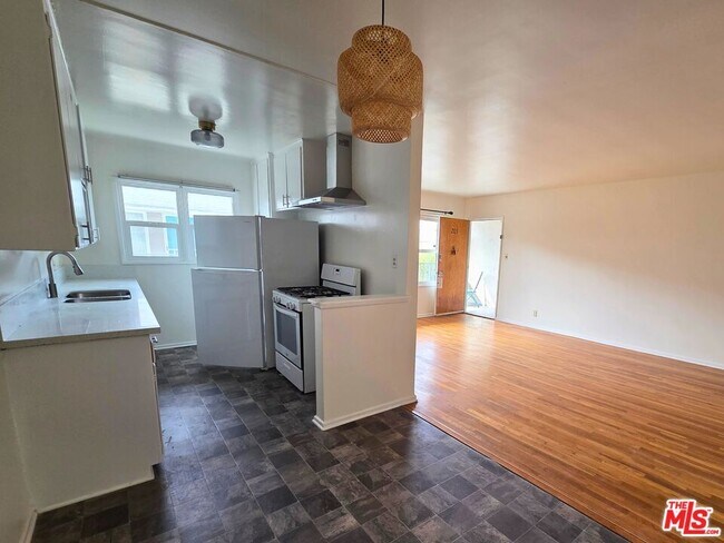 Building Photo - 7621 Hampton Ave