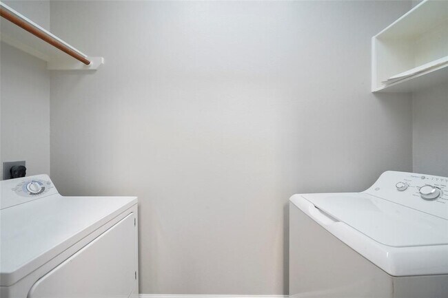 Building Photo - 6 Valewood Pl