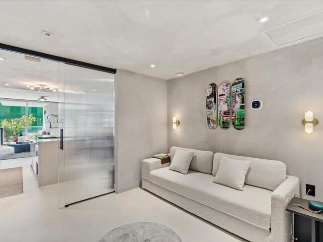 Building Photo - 9521 E Bay Harbor Dr