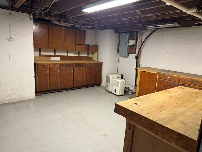 Building Photo - 5 Bedroom 2 Bathroom Home in Idyllic Neighborhood (CURRENTLY UNDER CONTRACT)