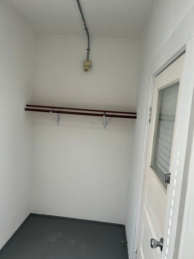 Building Photo - Top floor one bedroom with a Juliet balcon...