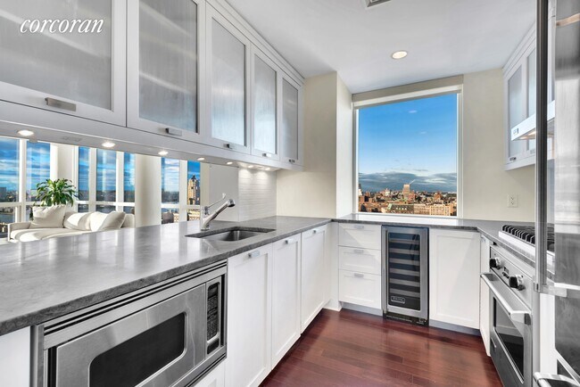 Building Photo - 2628 Broadway